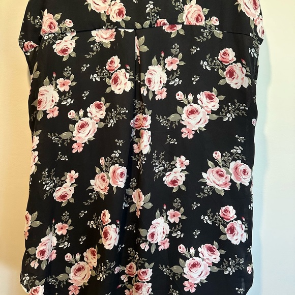 Ardene Black and Pink Floral Sleeveless Blouse - Picture 2 of 5
